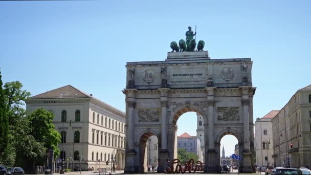 MONACO, GERMANIA - 25 GIUGNO 2019: Parte dell'arco trionfale della vittoria dell'esercito bavarese durante il giorno, Monaco di Baviera, Germania. Traffico a Monaco di Baviera vicino Victory Arch . — Video Stock