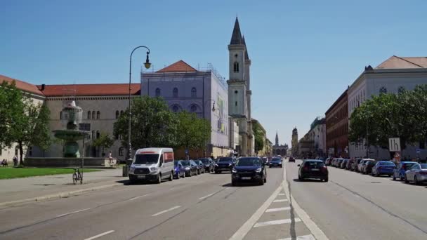 MONACO, GERMANIA - 25 GIUGNO 2019: Pan shot di traffico dall'arco trionfale della vittoria dell'esercito bavarese verso Feldherrnhalle durante il giorno, Monaco di Baviera, Germania. Traffico a Monaco di Baviera vicino Victory Arch . — Video Stock