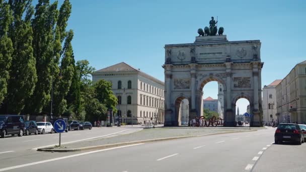 MUNICH, ALEMANHA - JUNHO 25, 2019: Pan of Victory Triumphal Arch of the Bavarian Army at day time, Munique, Alemanha. Tráfego em Munique próximo Victory Arch . — Vídeo de Stock