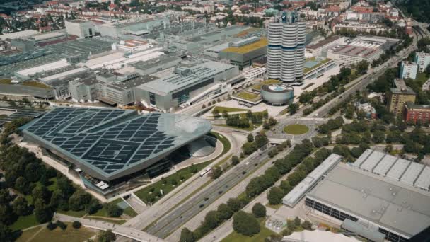 MUNICH, ALEMANHA - JUNHO 26, 2019: Filmagem em tempo real trancada de Munique da torre de TV para o complexo BMW na área da estação olímpica, Munique, Alemanha — Vídeo de Stock