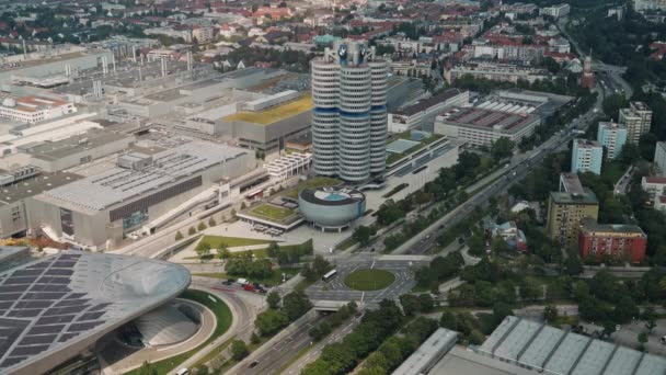 MUNICH, ALEMANIA - 26 DE JUNIO DE 2019: Grabación en tiempo real de Munich desde la torre de televisión hacia el complejo BMW en el área de la estación olímpica, Múnich, Alemania — Vídeo de stock