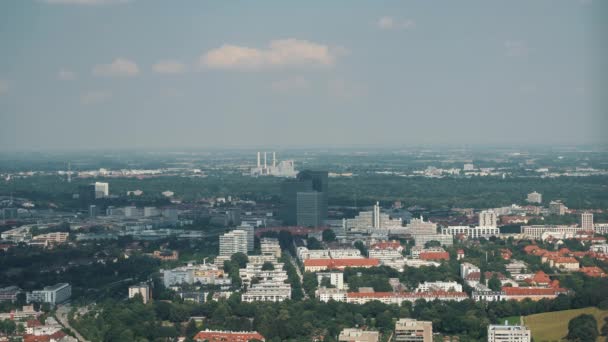 Закрытый панорамный вид на центр Мюнхена с телевизионной башни в сторону пригорода Мюнхена, Германия, арена — стоковое видео