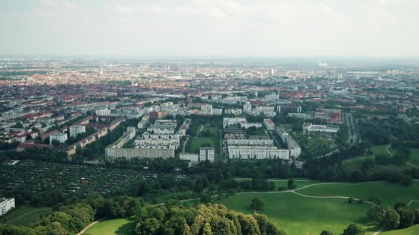 Panorámica panorámica del centro de Múnich desde la torre de televisión hacia Marienplatz, Múnich, Alemania — Vídeo de stock