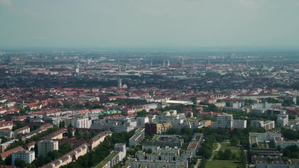 Münih şehir merkezinin panoramik görüntüsü TV kulesinden Marienplatz, Münih, Almanya 'ya kadar kilitlendi. — Stok video