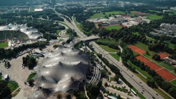 Bloqueado imágenes panorámicas en tiempo real de Munich desde la torre de televisión hacia el parque olímpico, Munich, Alemania — Vídeos de Stock