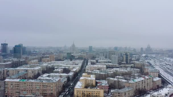 Plano aéreo del centro de la ciudad de zona residencial en Moscú, Rusia. Drone se cierne sobre el área central . — Vídeos de Stock