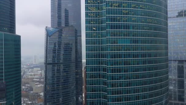 Luchtfoto van wolkenkrabbers in Moskou op bewolkte winterdag. Schieten van internationale business center, centrum — Stockvideo