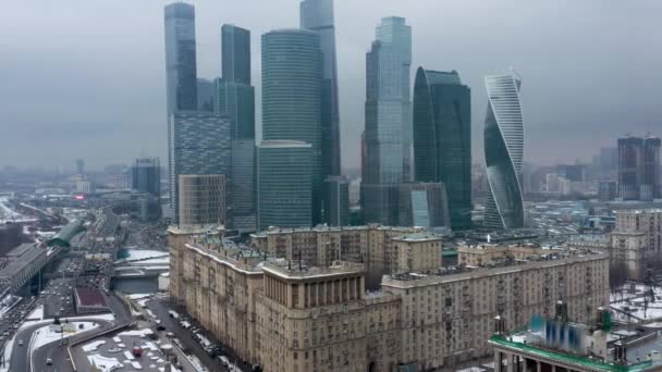 Αεροπλάνο drone από ουρανοξύστες της Μόσχας τη συννεφιασμένη χειμωνιάτικη μέρα — Αρχείο Βίντεο