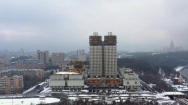 Moskova, Rusya 'daki şehir merkezinin hava görüntüsü. İnsansız hava aracı merkez bölgede geziniyor..