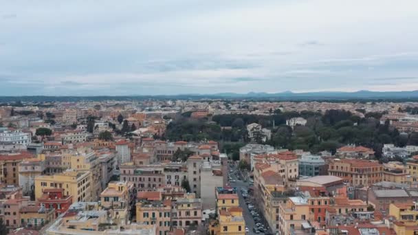 Vista aérea do bairro residencial de Roma, Itália. Incline-se tiro panorâmico . — Vídeo de Stock