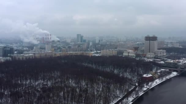 Moskova, Rusya şehir merkezinin hava görüntüsü. İnsansız hava aracı kış vakti parkın ve Moskva nehrinin üzerinde uçuyor.. — Stok video