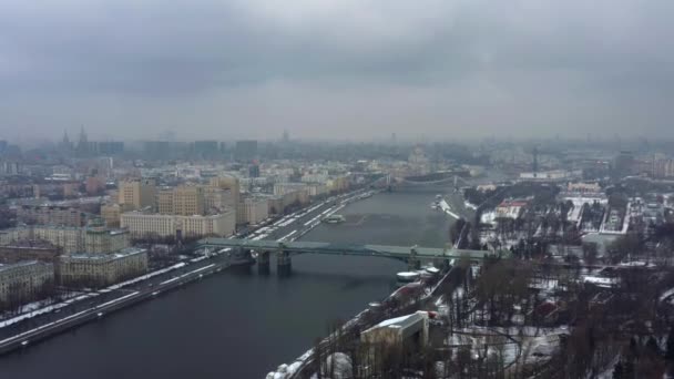 Moskova, Rusya 'daki şehir merkezinin hava görüntüsü. İnsansız hava aracı merkez bölgede geziniyor.. — Stok video