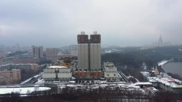 俄罗斯莫斯科住宅区市中心的空中拍摄。无人机在中心地区上空盘旋. — 图库视频影像