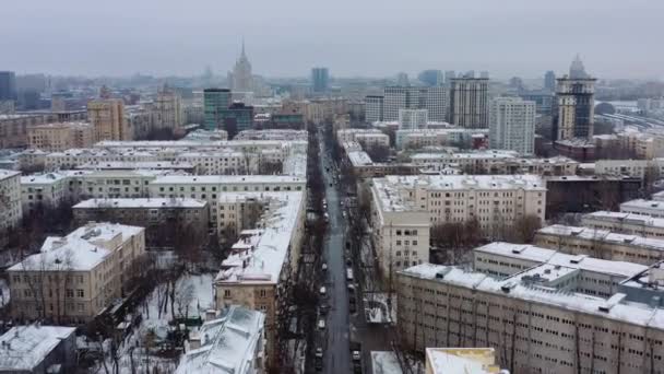 モスクワ、ロシアの住宅地の都市中心部の空中ショット。冬になるとドローンが中央部を飛び回っています. — ストック動画