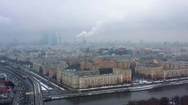 Plano aéreo del centro de la ciudad de zona residencial en Moscú, Rusia. Drone se cierne sobre el área central . — Vídeos de Stock