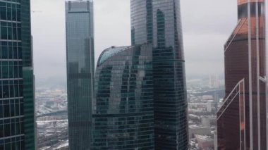 Moskova 'nın bulutlu kış gününde gökdelenlerinin hava aracı görüntüleri, kameranın ters hareketi.