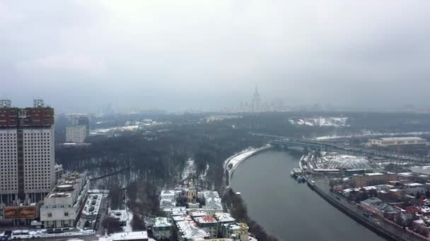 モスクワ、ロシアの住宅地の都市中心部の空中ショット。ドローンは中央部に向かっています. — ストック動画