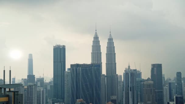 Fechado tiro do horizonte moderno de Kuala Lumpur. horizonte do pôr-do-sol em tempo real do centro da cidade de KL . — Vídeo de Stock
