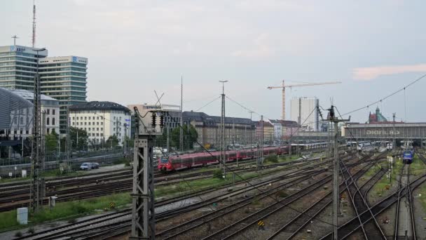 München, Duitsland - 10 juli 2018: Versnel het schot van de spoorwegen van hackers brug naar München centraal station. Het concept van het openbaar vervoer per snelle trein in Duitsland. — Stockvideo