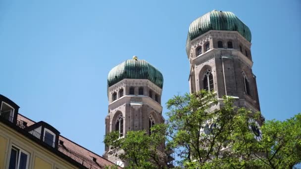 Pan real time shot of the domes of the Church of Our Lady, Frauenkirche, Munich, Germany. — Stock video