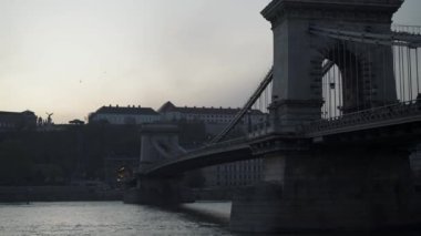 Budapeşte 'de günbatımında Zincir Köprüsü' nün el kamerası görüntüsü