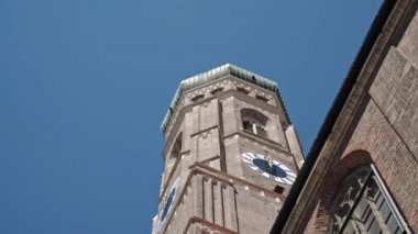 Meryem Ana Kilisesi 'nin gerçek zamanlı çekimleri, Frauenkirche, Münih, Almanya.