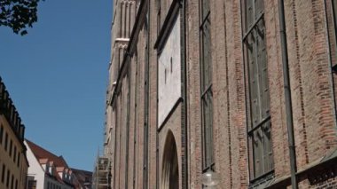 Meryem Ana Kilisesi 'nin kubbelerinin gerçek zamanlı görüntülerini kaldırın, Frauenkirche, Münih, Almanya.