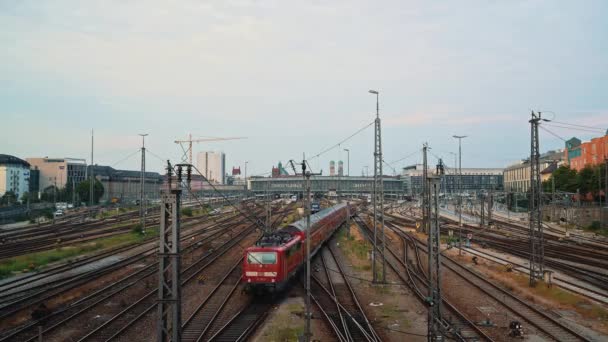 MUNICH, ALLEMAGNE - 10 JUILLET 2018 : Accélérer la prise de vue des chemins de fer depuis le pont des pirates vers la gare centrale de Munich. Le concept de train rapide les transports publics en Allemagne . — Video