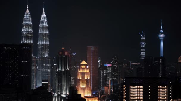 Uzavřený záběr moderního panoramatu v Kuala Lumpur v noci. Real time skyline of Kl downtown. — Stock video
