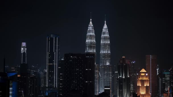 Gece vakti Kuala Lumpur 'daki modern ufuk çizgisinin kilitlenmiş görüntüsü. Kl şehir merkezinin gerçek zamanlı silueti. — Stok video
