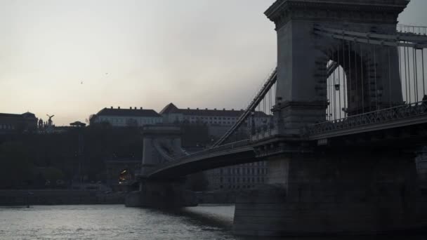 Handheld shot Chain Bridge podczas zachodu słońca w Budapeszcie — Wideo stockowe