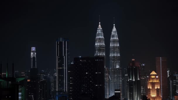 Bloccato colpo di skyline moderno a Kuala Lumpur durante la notte. Skyline in tempo reale del centro di KL . — Video Stock