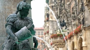 Almanya, Münih 'teki Marienplatz' daki ünlü balık çeşmesinde bir çocuğun gerçek zamanlı görüntüsü..