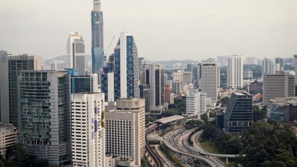 Cerrado tiro abajo de horizonte moderno de Kuala Lumpur. skyline panorama en tiempo real de KL centro y el tráfico — Vídeo de stock