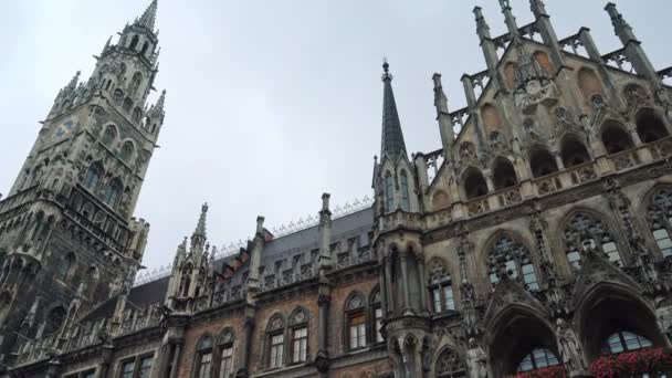 Zleva doprava v reálném čase nízkoúhlý snímek Nové radnice na Marienplatz v centru Mnichova. Radnice jsou symboly města, Mnichov, Německo. — Stock video