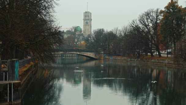 Locked down real time shot of the German Museum located on the banks of the Isar river in the German city Munich. — стокове відео