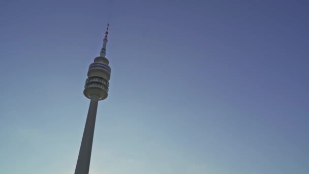 Tilt down real time shot of the Olympic tower near the stadium. The Olympic tower is a TV tower in Munich. — Αρχείο Βίντεο