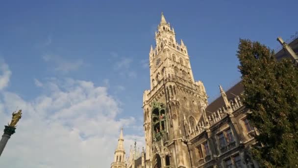 Tilt down real time shot of New Town Hall on Marienplatz the city centre of Munich. The town hall are symbols of the city. — Αρχείο Βίντεο