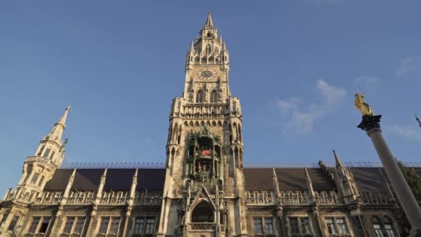 Bloqueado timelapse toma de New Town Hall en Marienplatz el centro de la ciudad de Munich. El ayuntamiento son símbolos de la ciudad . — Vídeos de Stock