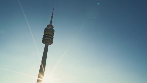 Inclinación hacia abajo tiro en tiempo real de la torre olímpica cerca del estadio. La torre olímpica es una torre de televisión en Munich . — Vídeos de Stock