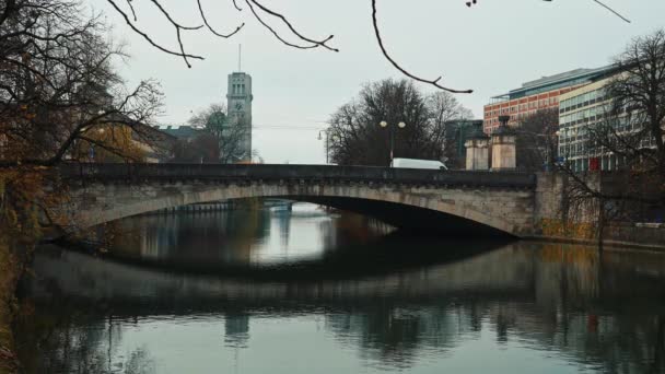 MUNICH - NOVEMBER 22: Locked down real time establishing shot of the German Museum located on the banks of the Isar river in the German city Munich, November 22, 2018 in Munich. — Stockvideo