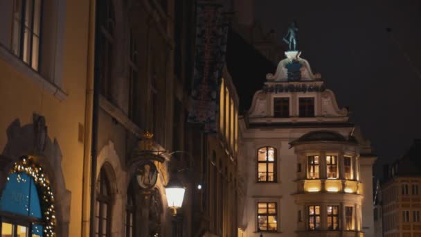 MUNICH - NOVEMBER 22: Left to right pan real time medium shot of a beautiful building in the evening in the German city of Munich, November 22, 2018 in Munich. — стокове відео