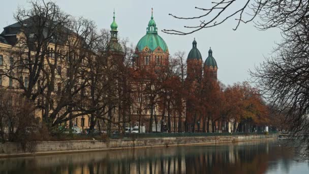 MUNICH - 22 DE NOVIEMBRE: Bloqueado en tiempo real el establecimiento de disparo de la Iglesia de San Lucas, situado a orillas del río Isar en un día de otoño, 22 de noviembre de 2018 en Munich, Alemania . — Vídeos de Stock