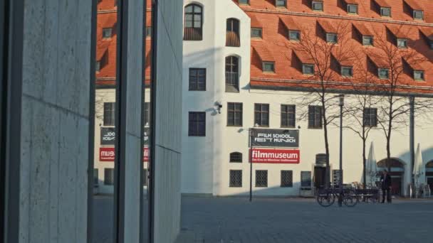 MUNICH - NOVEMBER 19: Left to right pan real time shot of the square in the German city Munich. Walk through a big city in Germany, November 19, 2018 in Munich. — Stockvideo