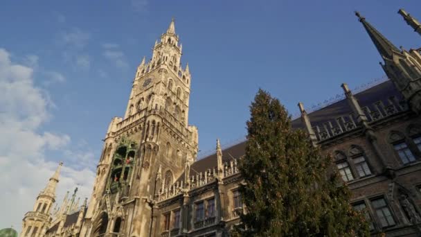 Right to left pan real time shot of New Town Hall on Marienplatz the city centre of Munich. The town hall are symbols of the city. — Stockvideo