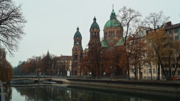 MUNICH - NOVEMBER 22: Left to right pan real time shot of the Church of St. Luke, located on the banks of the river Isar on an autumn day, November 22, 2018 in Munich. — Stock video