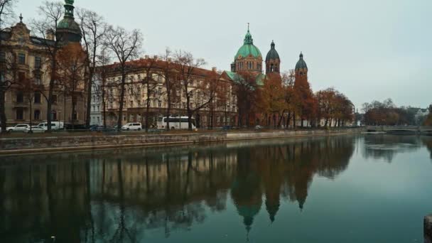 Handheld real time shot of the Church of St. Luke, located on the banks of the river Isar on an autumn day. — Stockvideo