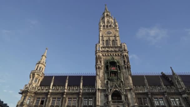 De izquierda a derecha, toma en tiempo real del New Town Hall en Marienplatz, el centro de la ciudad de Munich. El ayuntamiento son símbolos de la ciudad . — Vídeo de stock