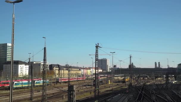 MUNICH - NOVEMBER 20: Left to right pan real time shot of the railway in Munich. The movement of trains on the railway. Central railway station in Munich, November 20, 2018 in Munich. — Stok video