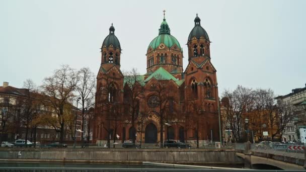 MUNICH - NOVEMBER 22: Penembakan yang dilakukan secara langsung oleh Gereja St. Luke, terletak di tepi sungai Isar pada hari musim gugur, 22 November 2018 di Munich . — Stok Video